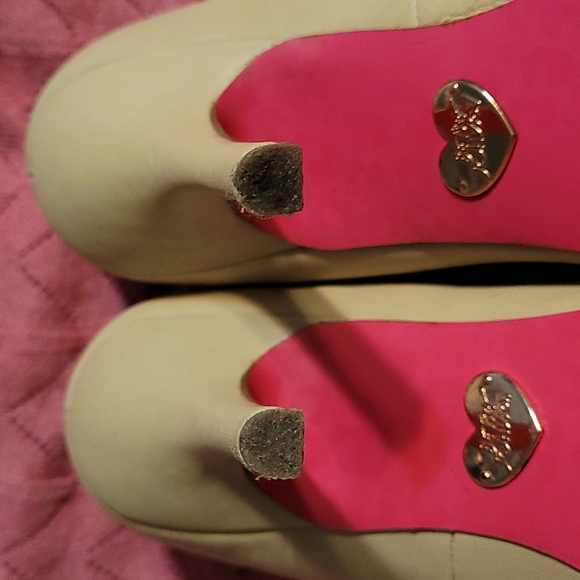 Betsy Johnson ruffled spiked leather pumps beige/tan - Picture 10 of 13